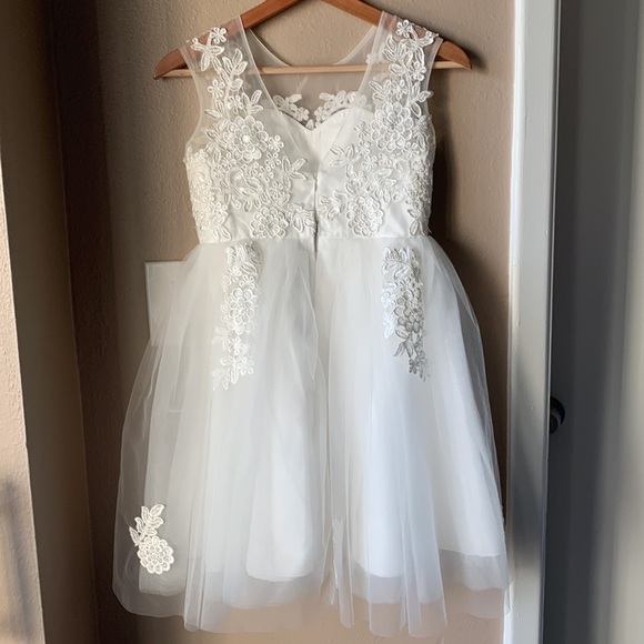 Ivory Sleeveless Tulle Appliqué Ivory Flower Girl Dress - Picture 6 of 8